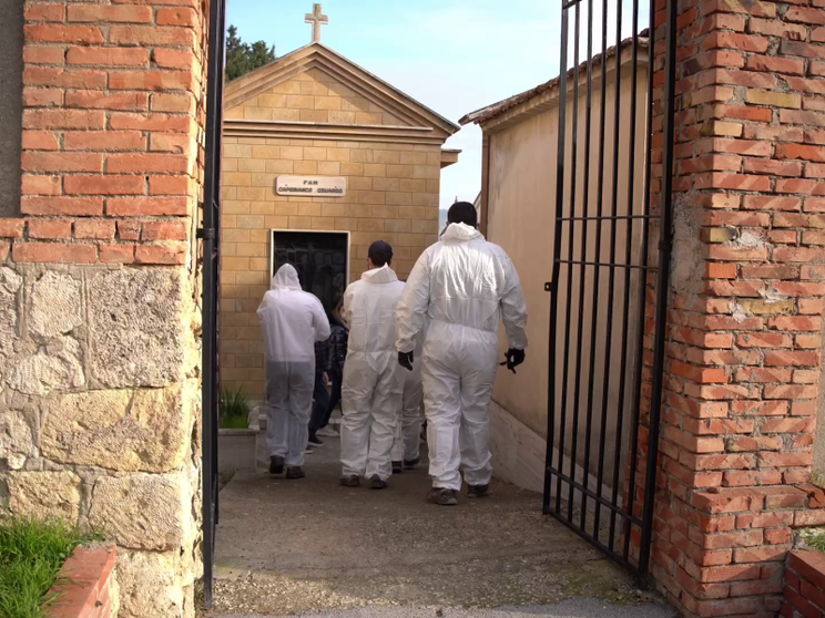 La riesumazione al cimitero