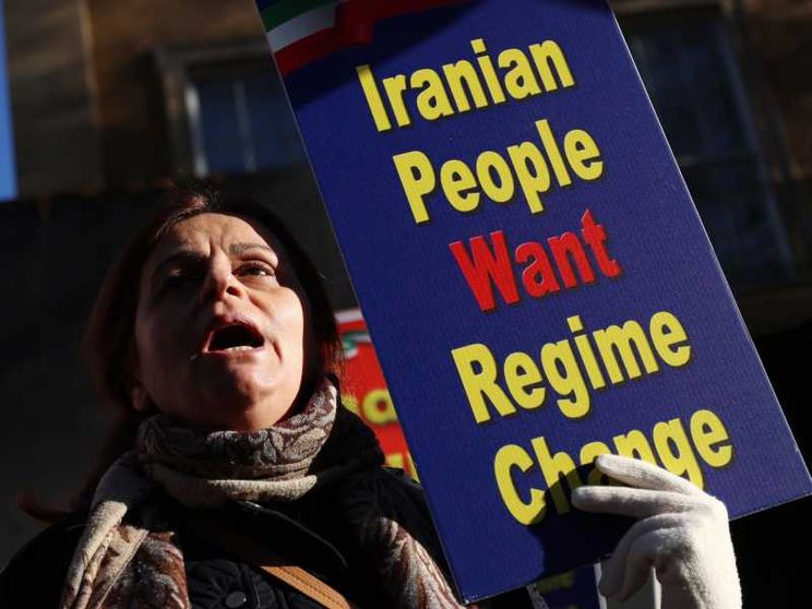 Il docente: «Il popolo iraniano ha bisogno di aiuto, questo è il momento»