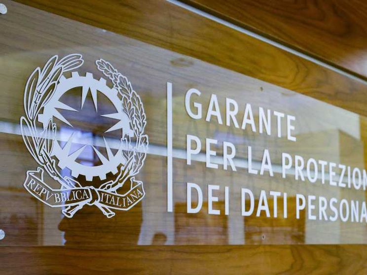 La targa all'ingresso della sede del Garante per la protezione dei dati personali. ANSA/FABIO FRUSTACI
