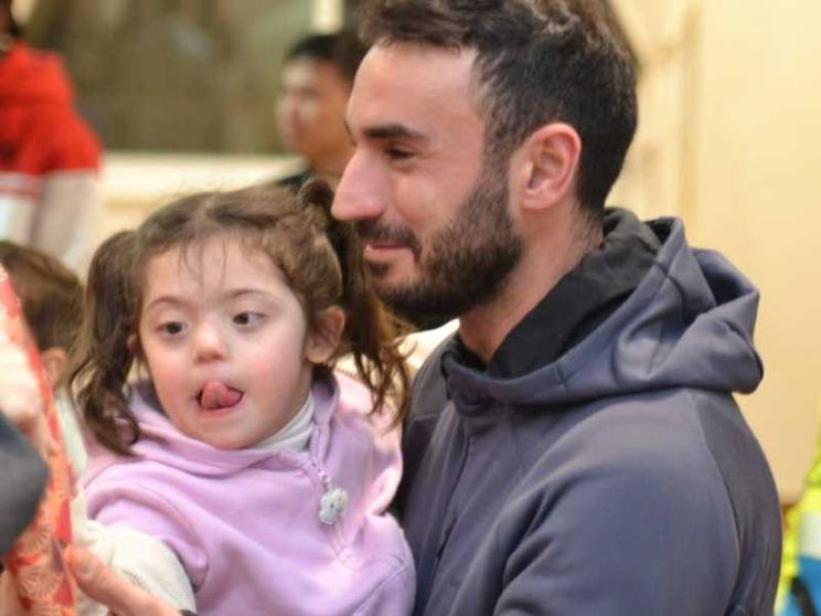 Marco Messina con una piccola ospite a Betlemme