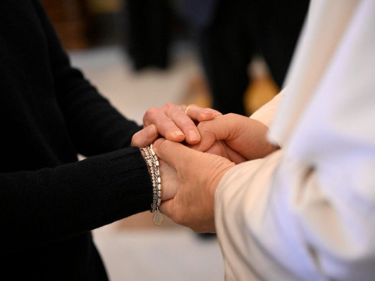 I genitori di Crans-Montana e quello “stare” nel dolore