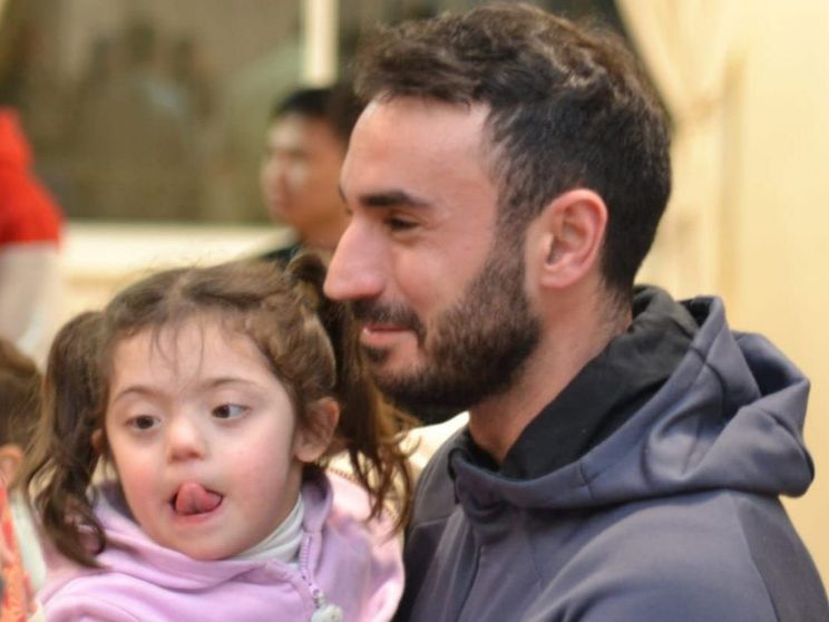 Marco Messina con una piccola ospite a Betlemme