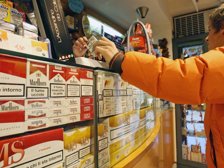 Pacchetti di sigarette in un tabaccaio