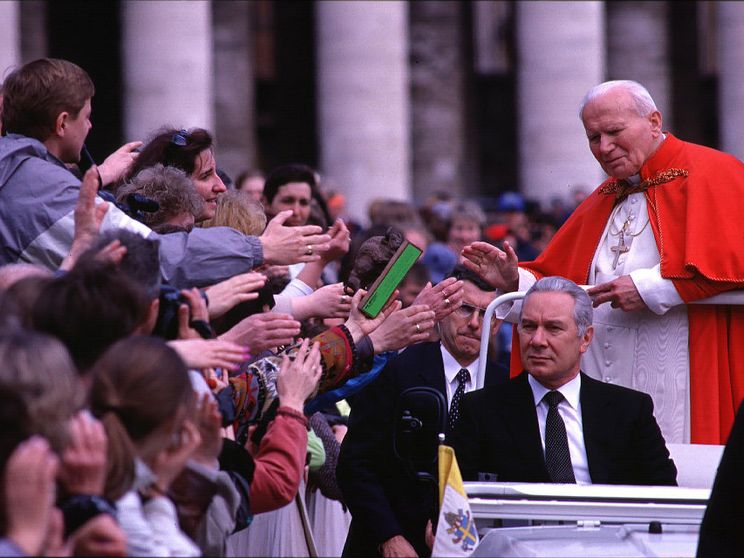 Angelo Gugel, l’ombra discreta di papa Wojtyla: lo stile del “servo buono e fedele”
