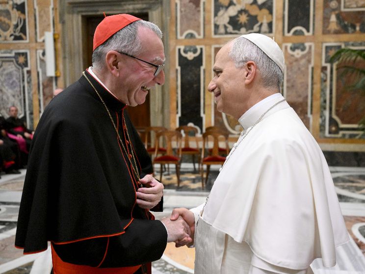 Parolin e Leone XIV il 17 novembre 2025 durante l'incontro con i diplomatici delle Nunziature apostoliche nel mondo