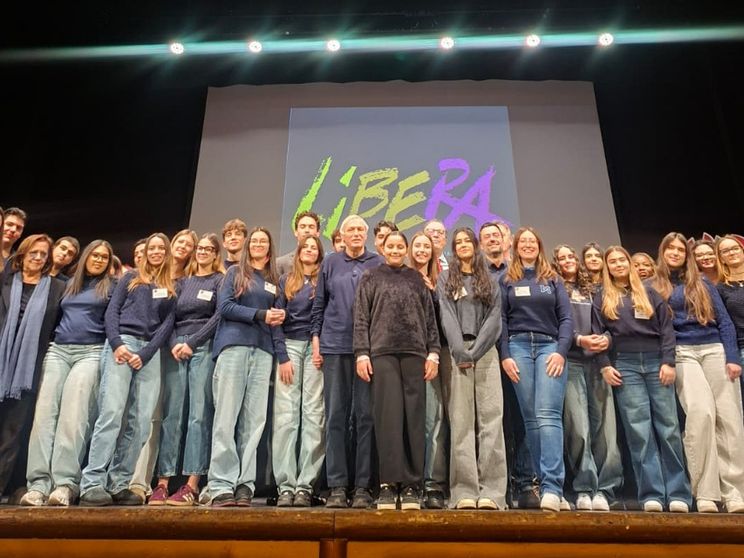I ragazzi dell'Istituto Barbara Melzi con don Luigi Ciotti al Teatro Tirinnanzi di Legnano in occasione del primo anniversario del presidio di Libera costituito nella scuola e dedicato a Marcella Di Livrano