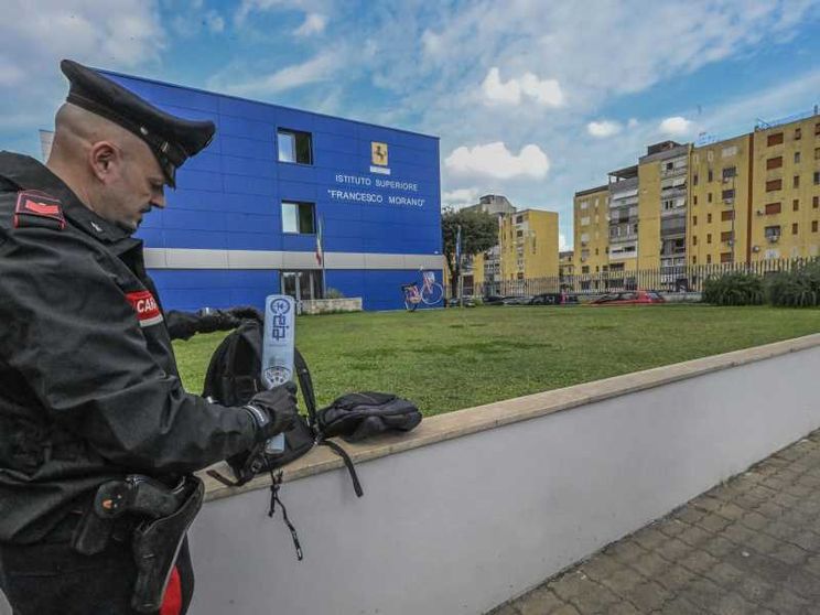 Nella scuola di Napoli dove si usa il metal detector. «Troppe armi, qui è necessario»