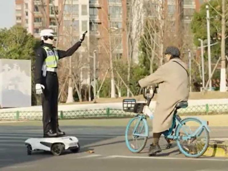 Un robot come vigile urbano: in Cina è già realtà. Ma fa riflettere