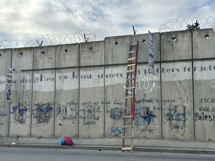 Il muro della Cisgiordania è un colabrodo: una scala permette di attraversarlo
