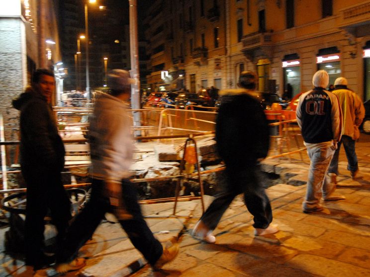 Un gruppo di ragazzi per le strade di Milano