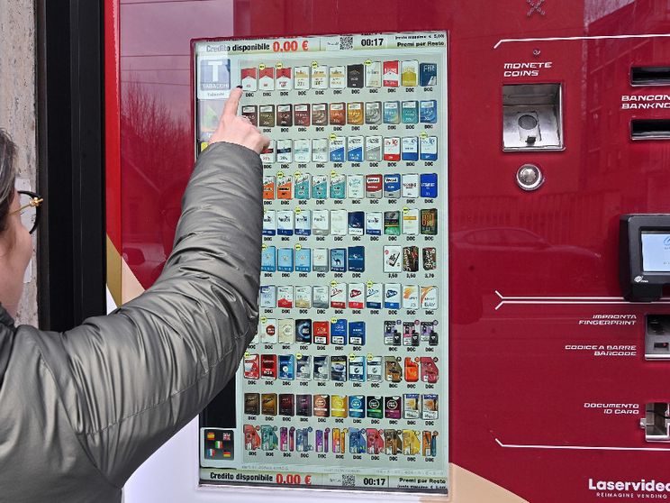 La lotta al fumo passa anche dal portafoglio: al via la campagna per un aumento di 5 euro a pacchetto