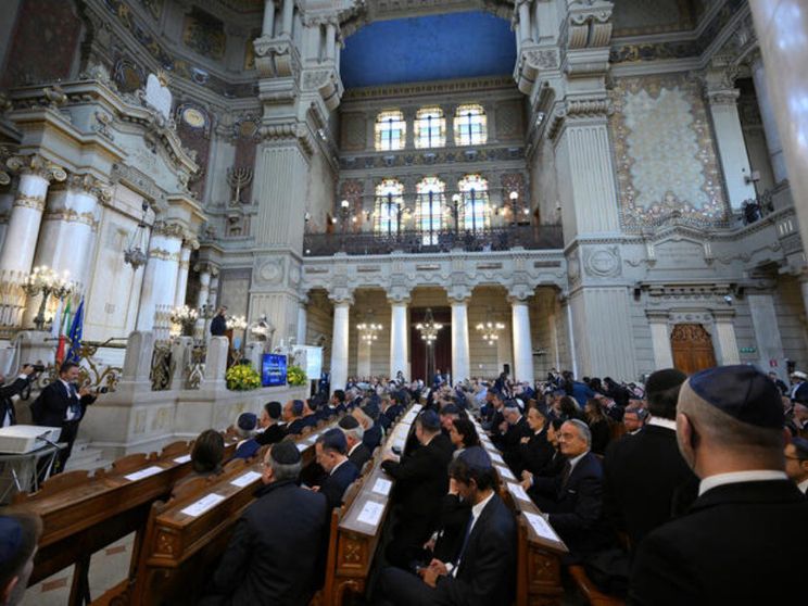 La commemorazione delle vittime del massacro compiuto da Hamas, tenuta il 7 ottobre scorso nella Sinagoga della Capitale / ANSA