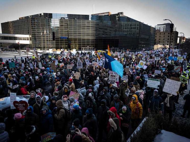 Minneapolis sotto choc dopo l'uccisione di un altro attivista. Deportata una piccola di 2 anni