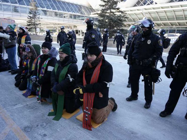 Nelle proteste contro l'Ice arrestati anche 100 leader cristiani a Minneapolis