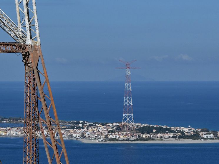 In una immagine di repertorio ripresa da Santa Trada (Reggio Calabria) la zona di Torre Faro (Messina)
