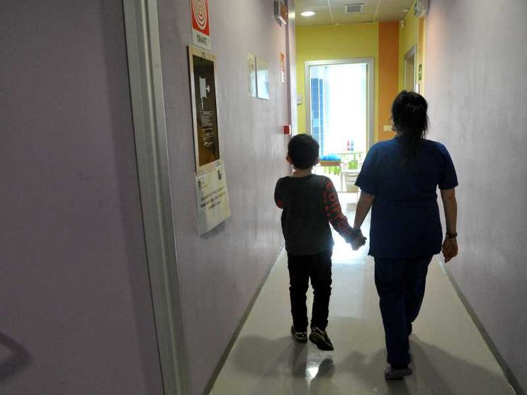 Un bambino seguito in una struttura dedicata