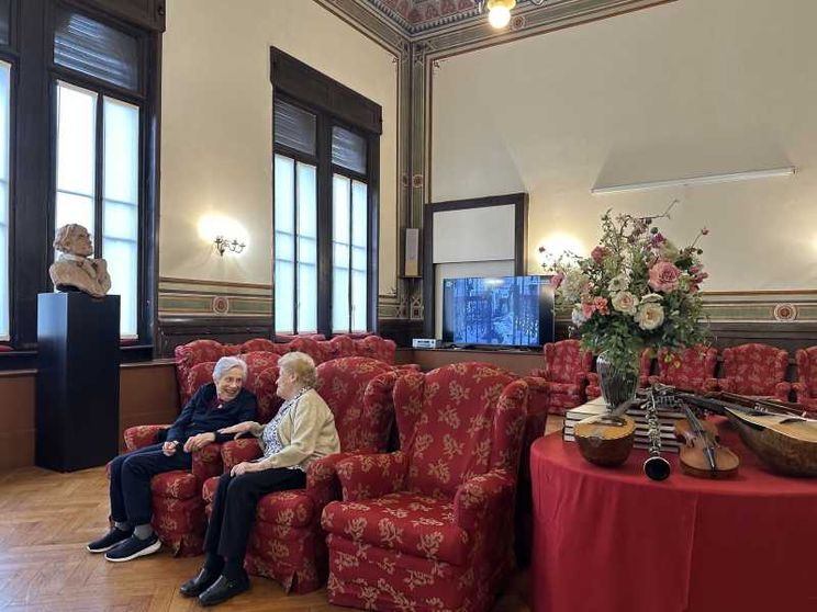 Due anziane musiciste chiacchierano nel salotto di Casa Verdi, a Milano