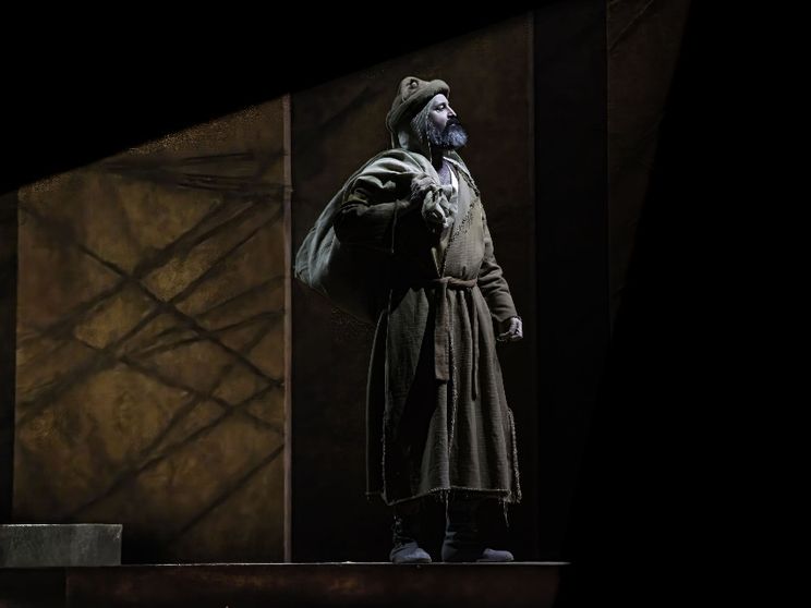 San Francesco sale sul palco. Con una scala orizzontale