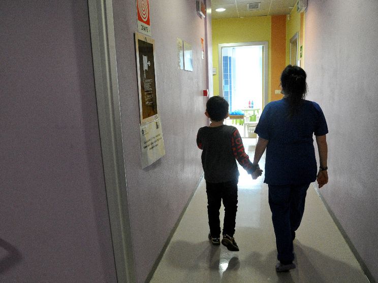 Un bambino seguito in una struttura dedicata