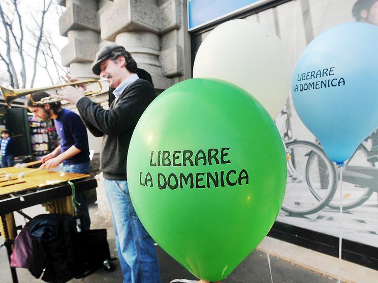 Una manifestazione contro il lavoro domenicale / FOTOGRAMMA
