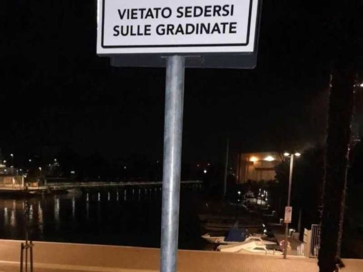 A Monfalcone fa discutere il cartello "Vietato sedersi"
