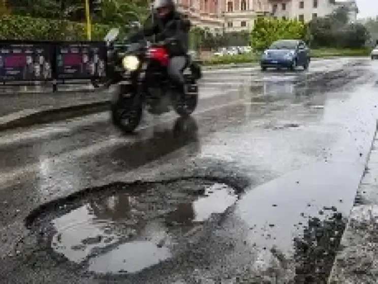Roma migliora ma resta la capitale delle buche