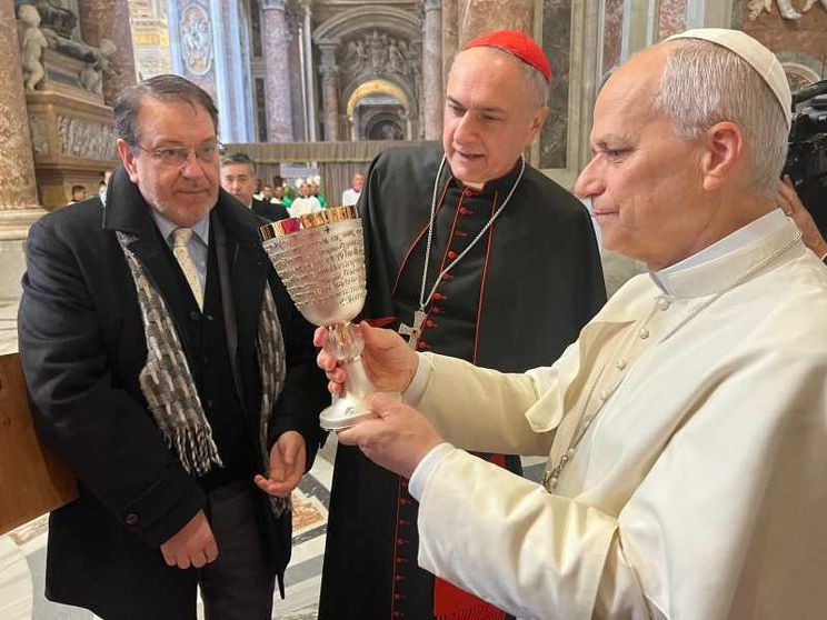 La presentazione al Papa, alla presenza del cardinale Gambetti, del calice per la Messa a Istanbul, opera realizzata dall'orafo Giuliano Tincani