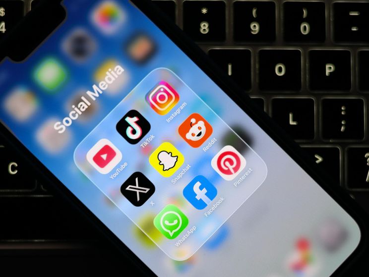 Lo schermo di uno smartphone, con le app dei social network più diffusi tra gli adolescenti