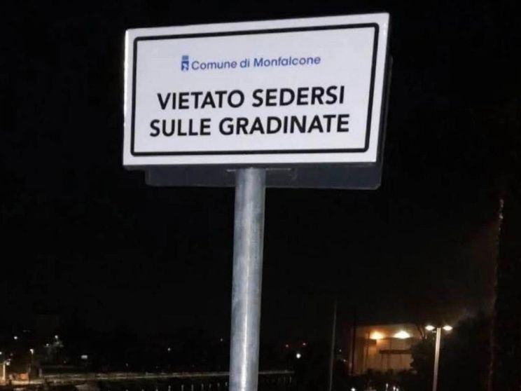 A Monfalcone fa discutere il cartello "Vietato sedersi"