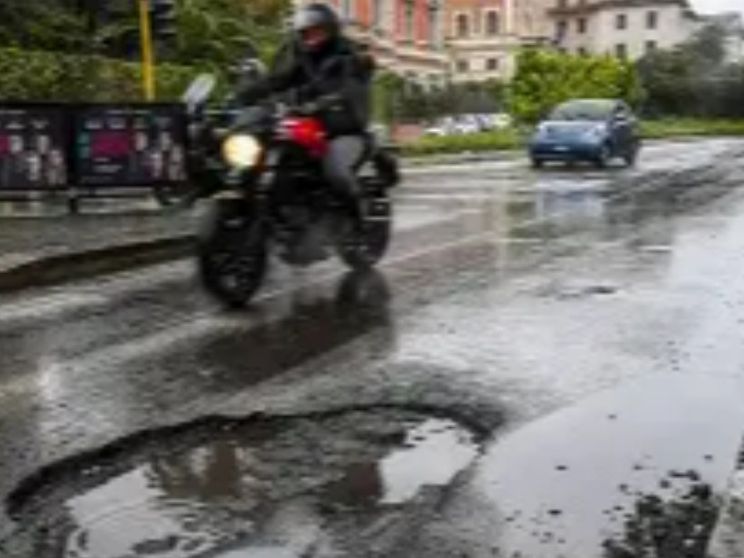 Roma migliora ma resta la capitale delle buche