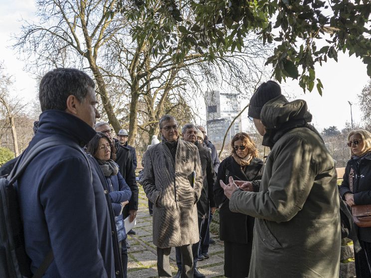 Un momento dell'incontro della redazione di "Avvenire" al Giardino dei Giusti di Milano con Gabriele Nissim, nel Giorno della Memoria / Fotogramma
