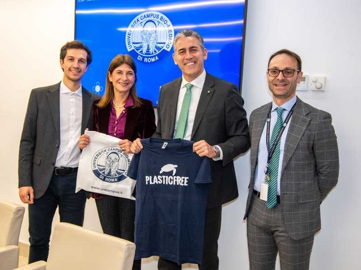 Da sinistra Lorenzo Paris, referente Lazio Plastic Free - Margherita Maiani, segretaria gen Plastic Free - Andrea Rossi, Ad e Dg UCBM - Antonio Bottini, dir. Operations UCBM. Foto Campus bio-medico