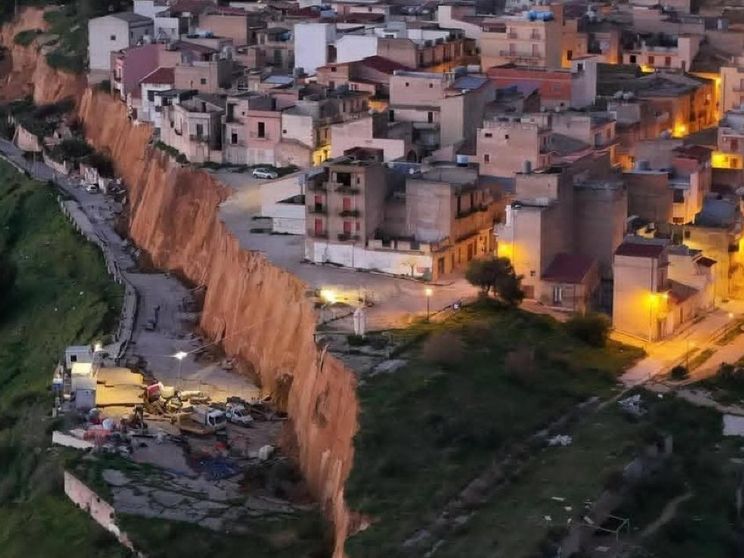 Giorgia Meloni a Niscemi dopo la frana