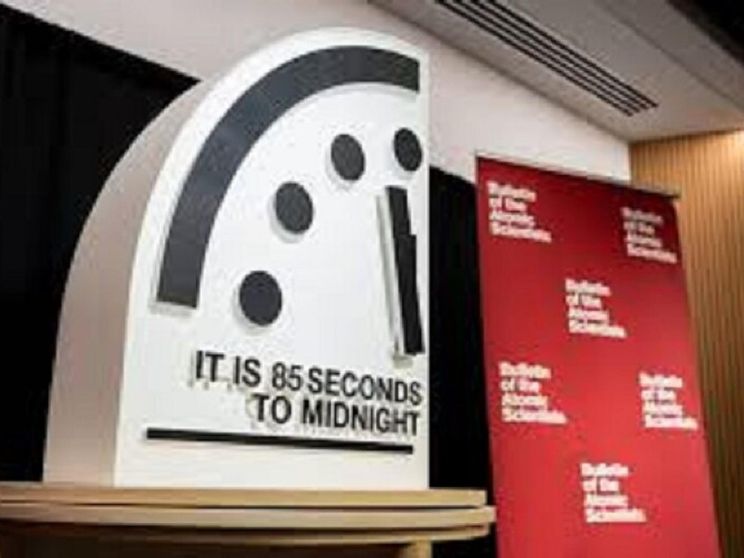 L'Orologio dell'Apocalisse del Bulletin of Atomic Scientists senga 85 secondi a mezzanotte, l'ora della catastrofe che gli scienziati reputano più vicina soprattutti a causa dei nazionalismi sempre più aggressivi e della disinformazione / ANSA