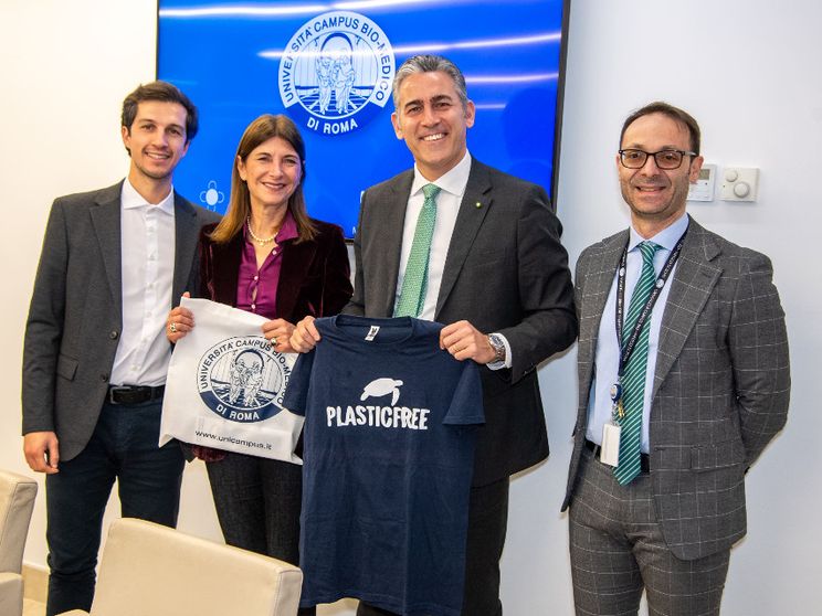 Da sinistra Lorenzo Paris, referente Lazio Plastic Free - Margherita Maiani, segretaria gen Plastic Free - Andrea Rossi, Ad e Dg UCBM - Antonio Bottini, dir. Operations UCBM. Foto Campus bio-medico