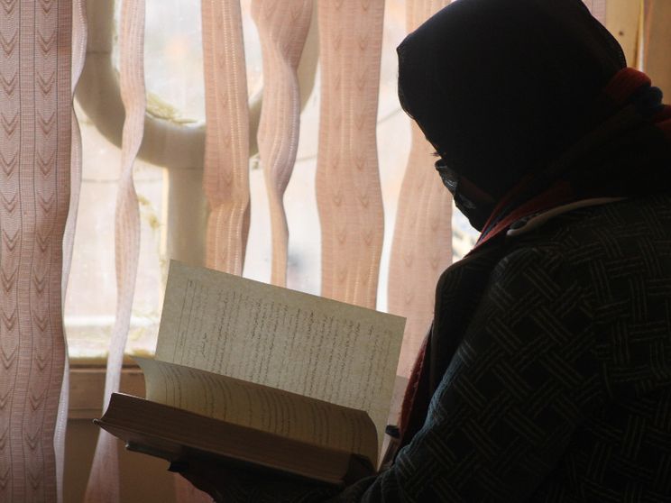 Una donna afghana legge un libro