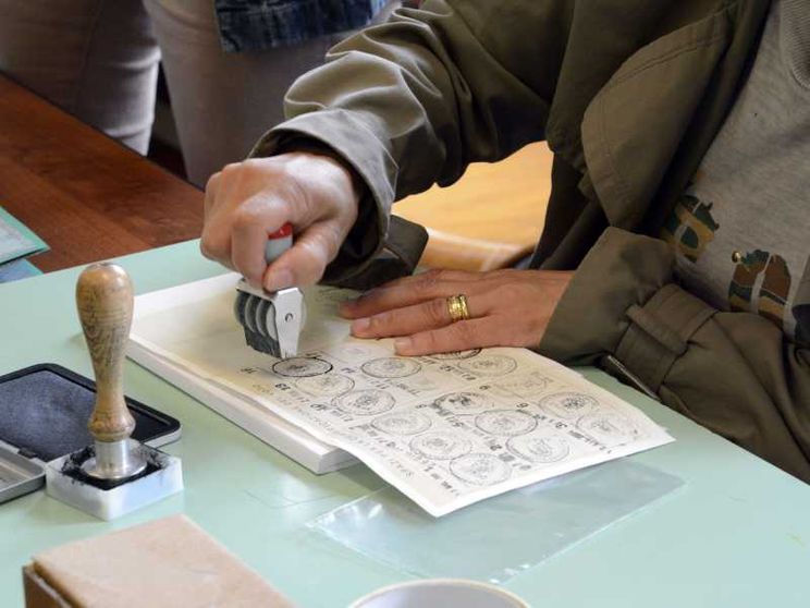 Una tessera elettorale cartacea in una foto d'archivio