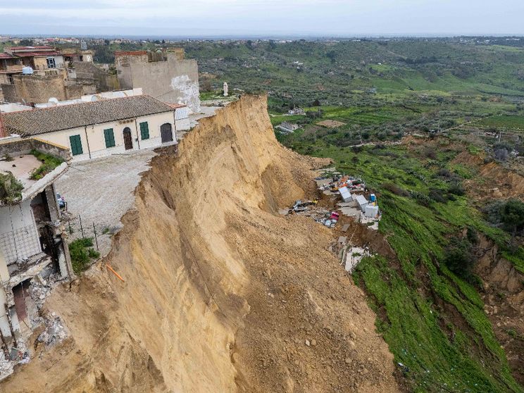 Frana a Niscemi: pioggia boati e paura, la collina scivola ancora