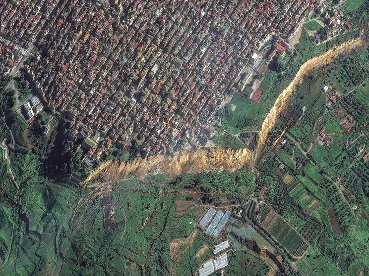 Un'immagine di Niscemi dall'alto. La frattura della frana è evidente / VANTOR