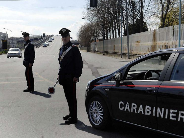 Un controllo di una pattuglia dei carabinieri lungo una strada nel Torinese
