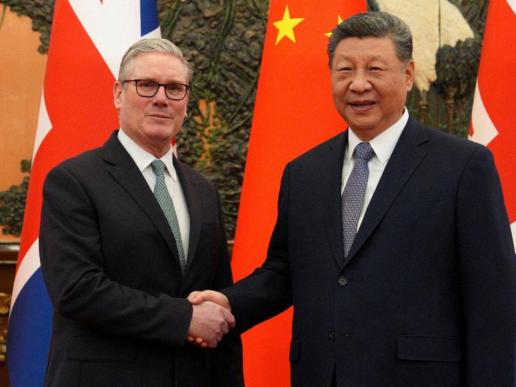 Il premier britannico Keir Starmer con il presidente cinese Xi Jinping a Pechino