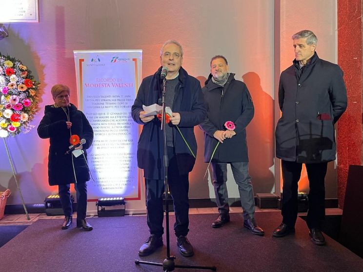 La commemorazione alla stazione Termini con il presidente di Sant'Egidio Marco Impagliazzo, il direttore di Caritas di Roma Giustino Trincia e Gian Luca Orefice, Chief People, Culture & Transformation Officer di Ferrovie dello Stato Italiane