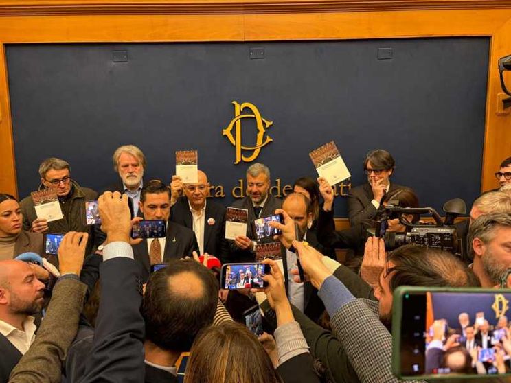 Il no a CasaPound, Bella Ciao e la Costituzione: cos'è successo alla Camera