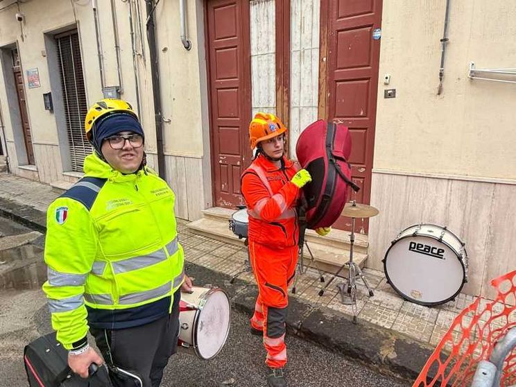 Anche gli strumenti della banda di Niscemi sono stati portati fuori dalla zona rossa / CASSISI