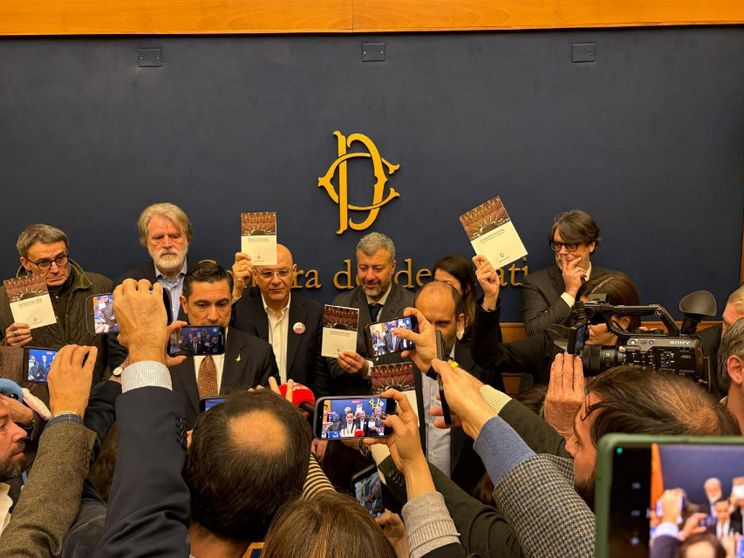 Il no a CasaPound, Bella Ciao e la Costituzione: cos'è successo alla Camera