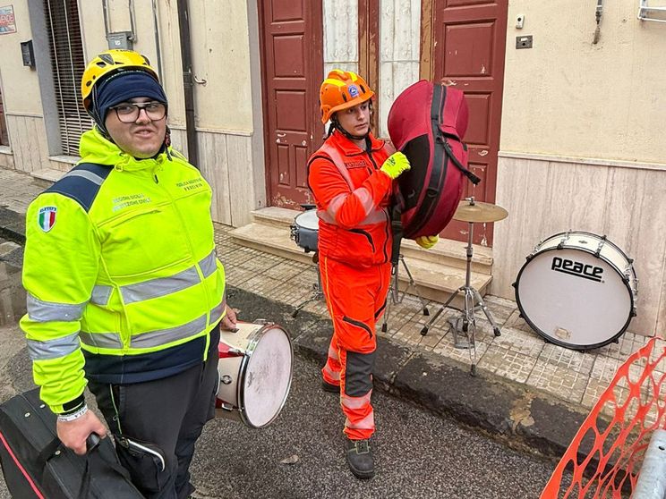 Anche gli strumenti della banda di Niscemi sono stati portati fuori dalla zona rossa / CASSISI