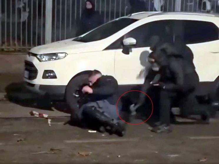 Askatasuna, l'immagine choc dell'agente picchiato. Il rischio disordini era noto da giorni