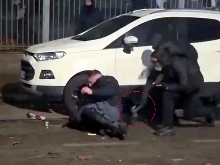 Askatasuna, l'immagine choc dell'agente picchiato. Il rischio disordini era noto da giorni