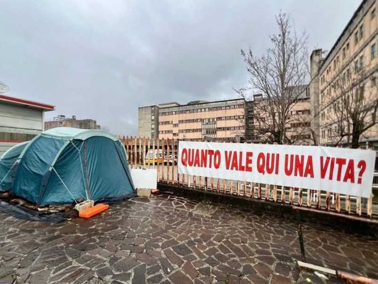 La tenda del sindaco davanti all'ospedale di Isernia