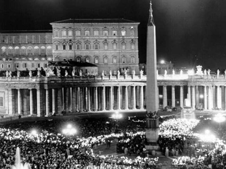 La sera delll'11 ottobre 1962 papa Giovanni XXIII si affacciò per salutare la folla che riempiva piazza San Pietro al termine della prima giornata del Concilio